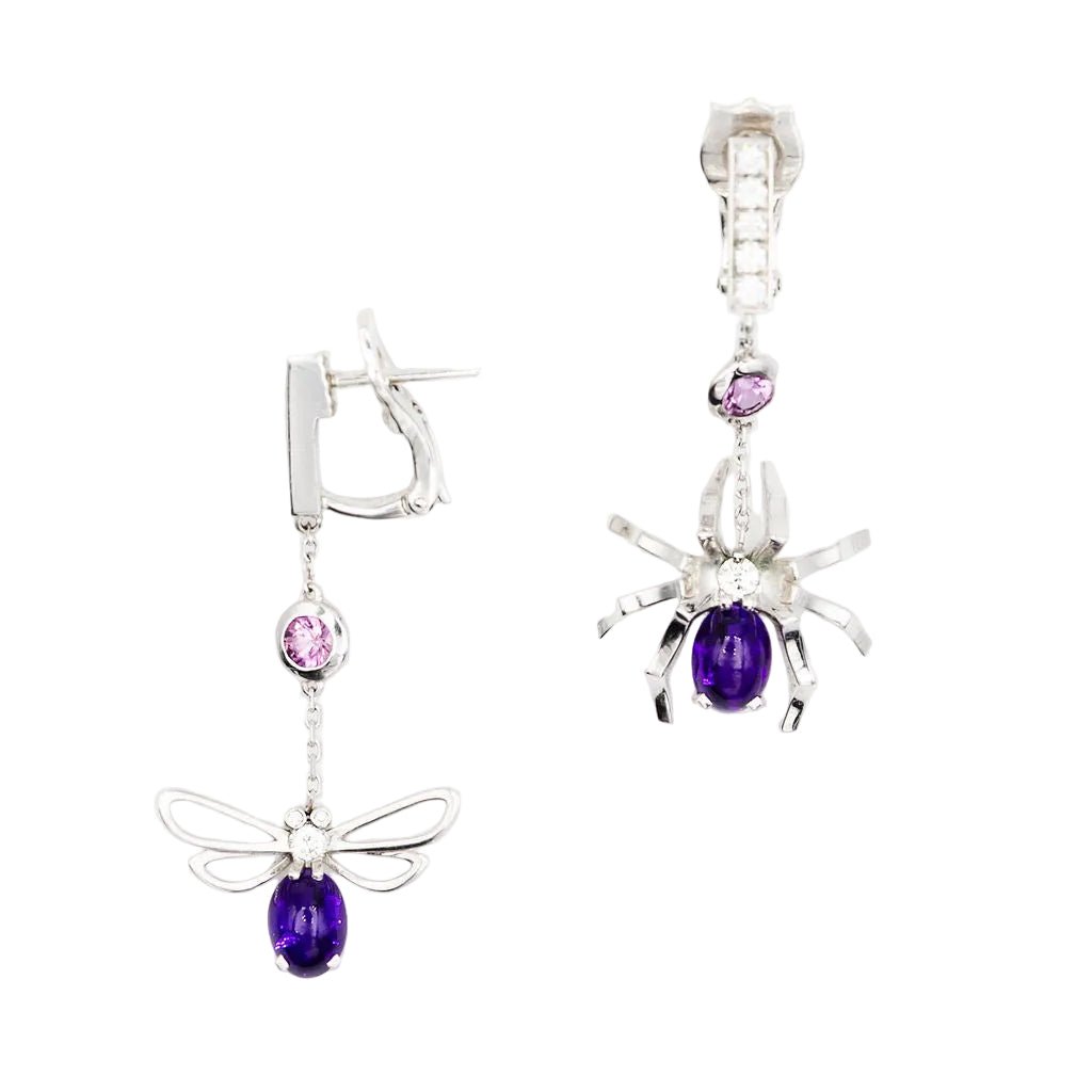 Boucles d'oreilles Pendantes CHAUMET "Arrêtes moi si tu m'aimes" en or blanc, améthyste, saphirs et diamants - Castafiore