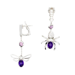 Boucles d'oreilles Pendantes CHAUMET "Arrêtes moi si tu m'aimes" en or blanc, améthyste, saphirs et diamants - Castafiore
