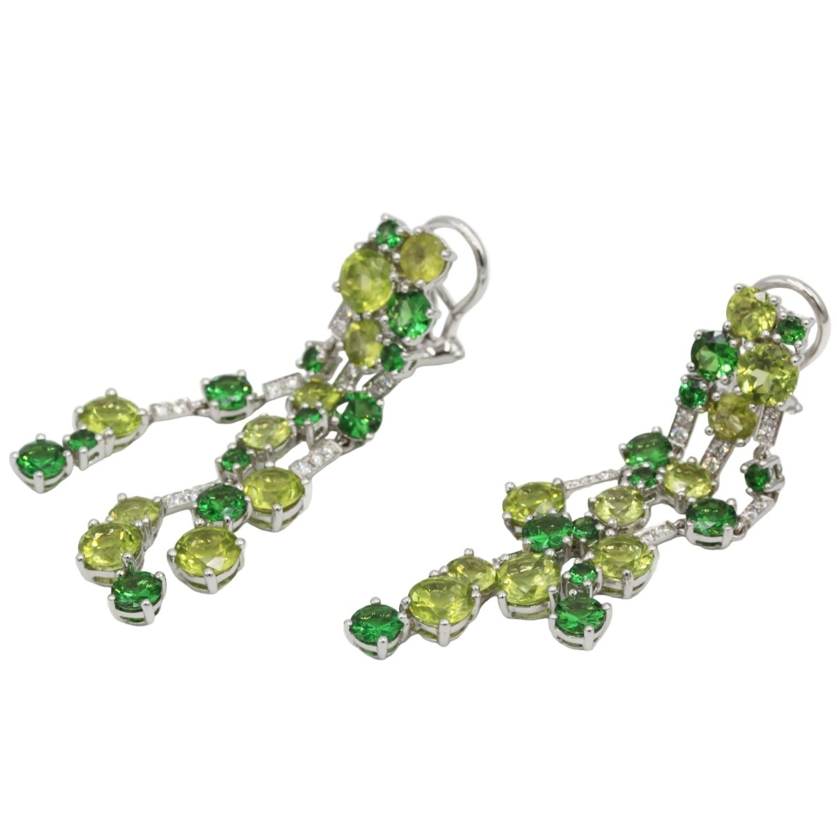 Boucles d'oreilles Pendantes en or blanc, pérdiots, grenats, tsavorites et diamants - Castafiore