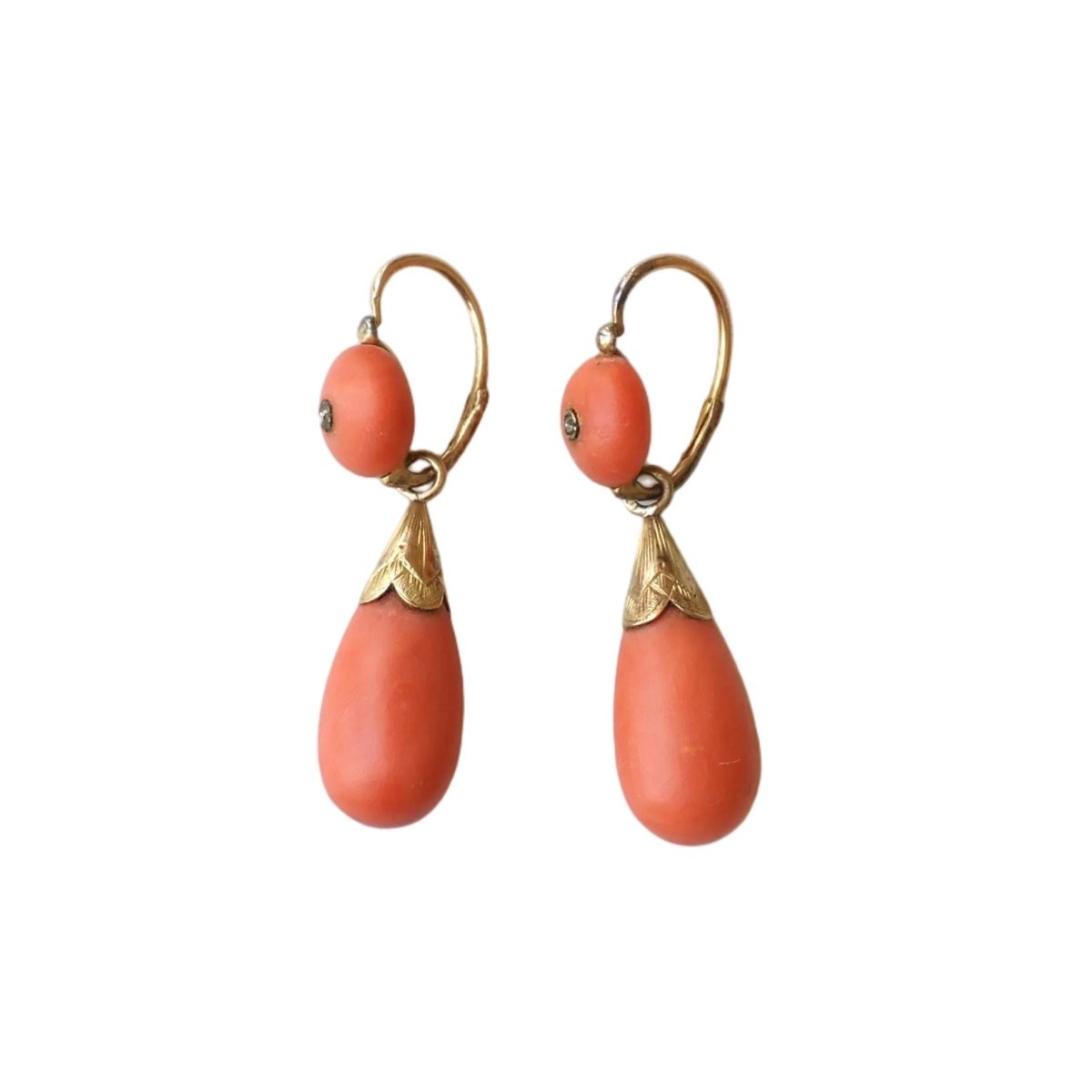 Boucles d'oreilles Pendantes en or jaune, corail et diamants - Castafiore