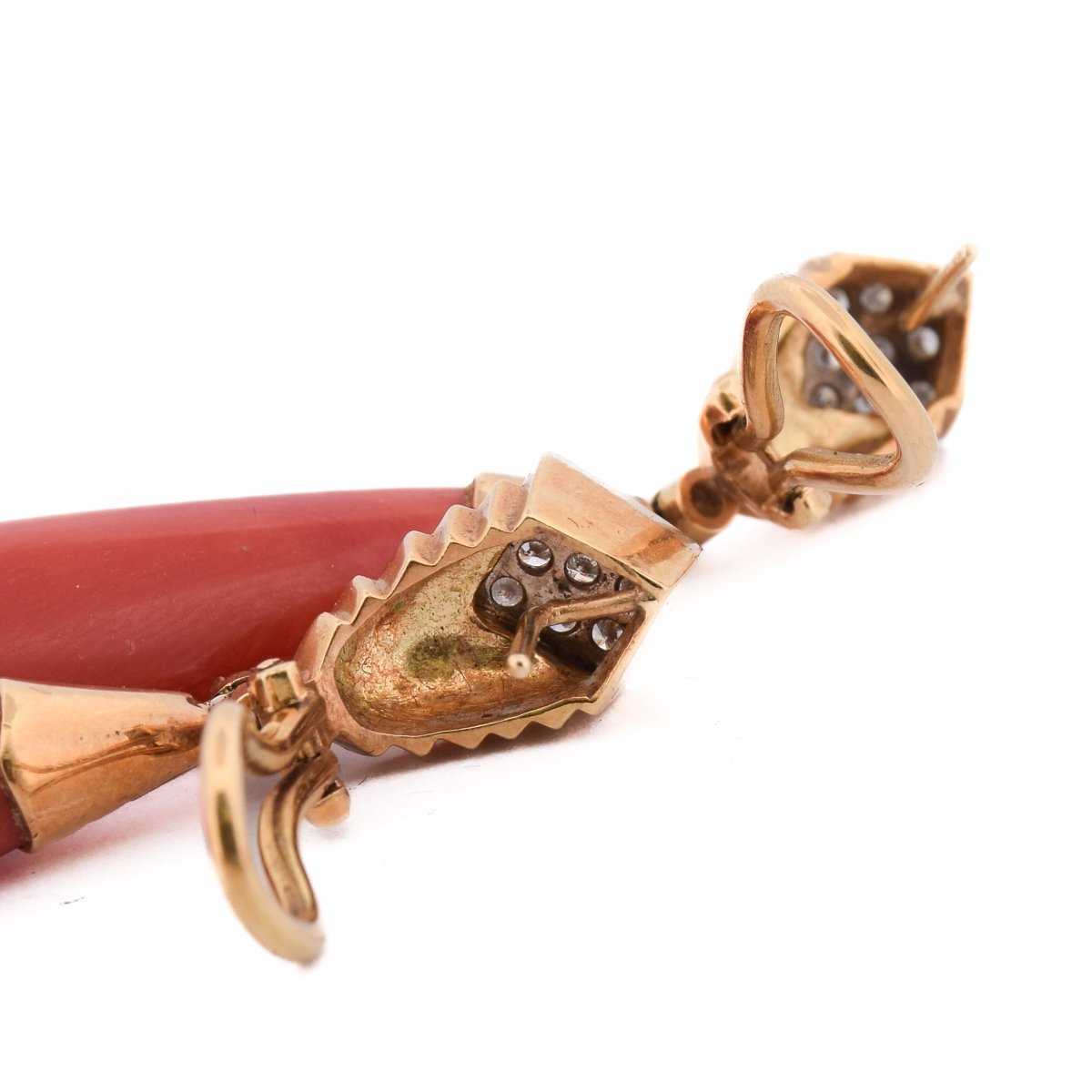 Boucles d'oreilles Pendantes en or jaune, corail et diamants - Castafiore
