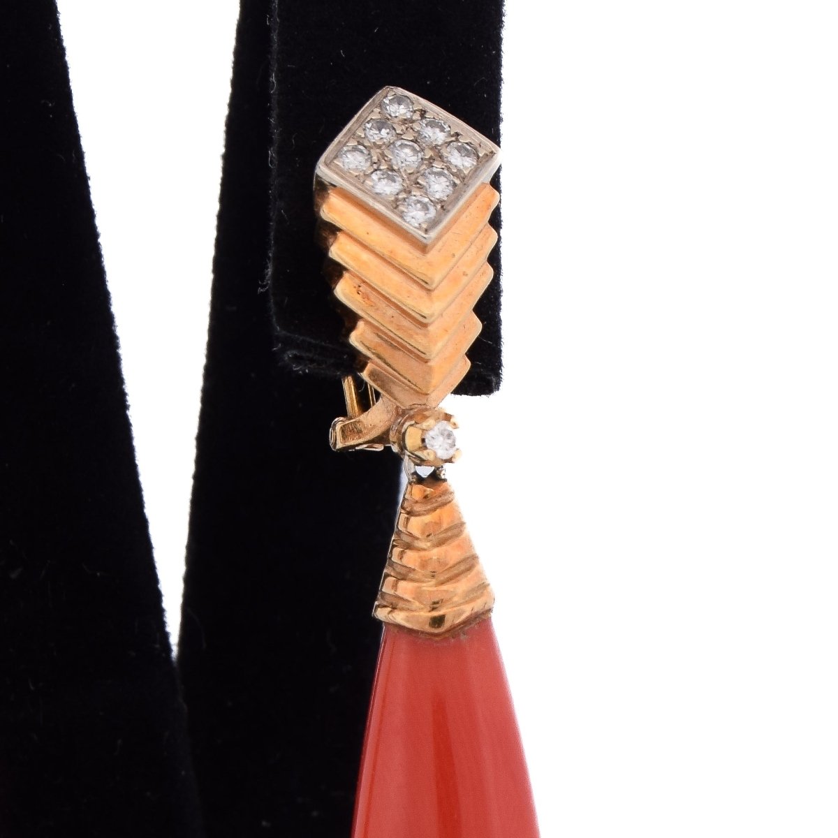 Boucles d'oreilles Pendantes en or jaune, corail et diamants - Castafiore