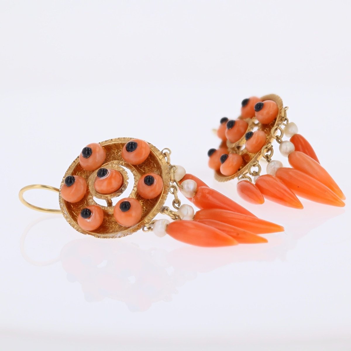 Boucles d'oreilles Pendantes en or jaune, corail, onyx et perles - Castafiore