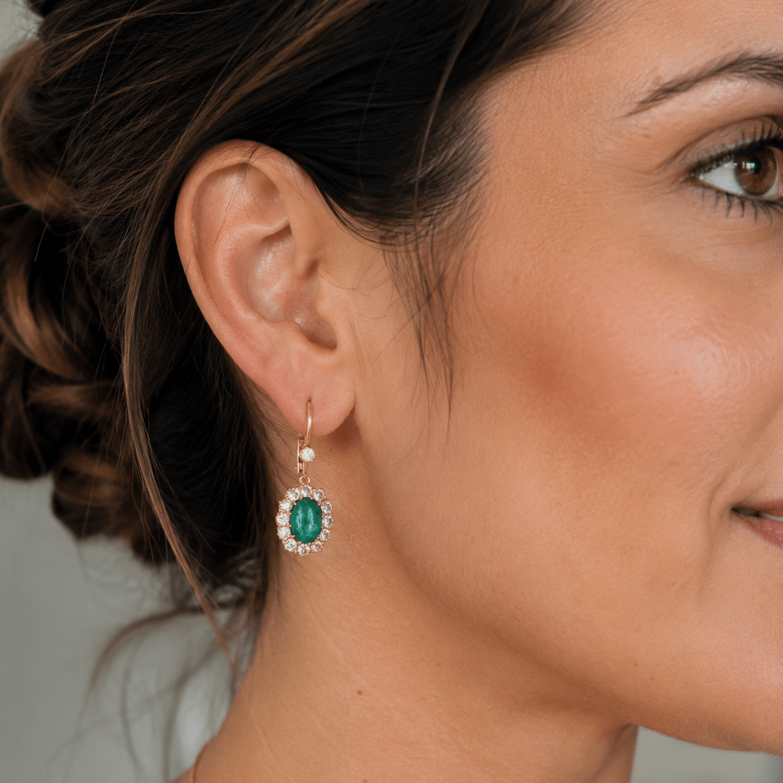 Boucles d'oreilles Pendantes en or jaune, émeraudes et diamants - Castafiore