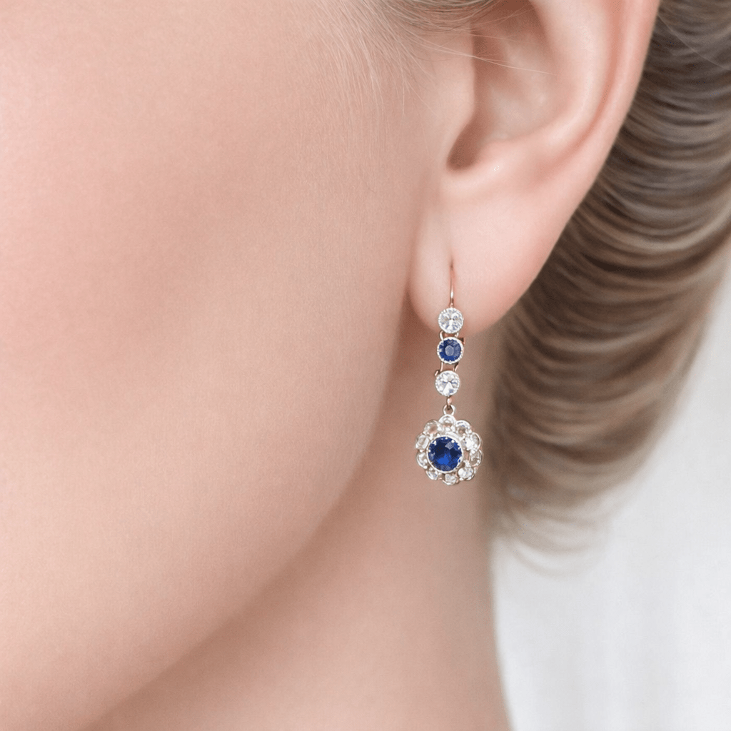 Boucles d'oreilles Pendantes en or jaune, platine, saphirs et diamants - Castafiore