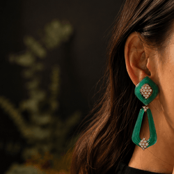Boucles d'oreilles Pendantes RENE KERN en or jaune, chrysoprases et diamants - Castafiore