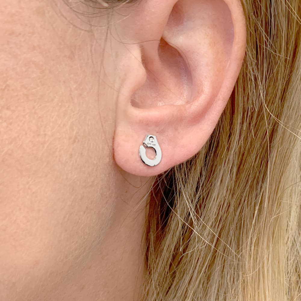 Boucles d'oreilles Puces DINH VAN "Menottes R7,5" en or blanc et diamants - Castafiore