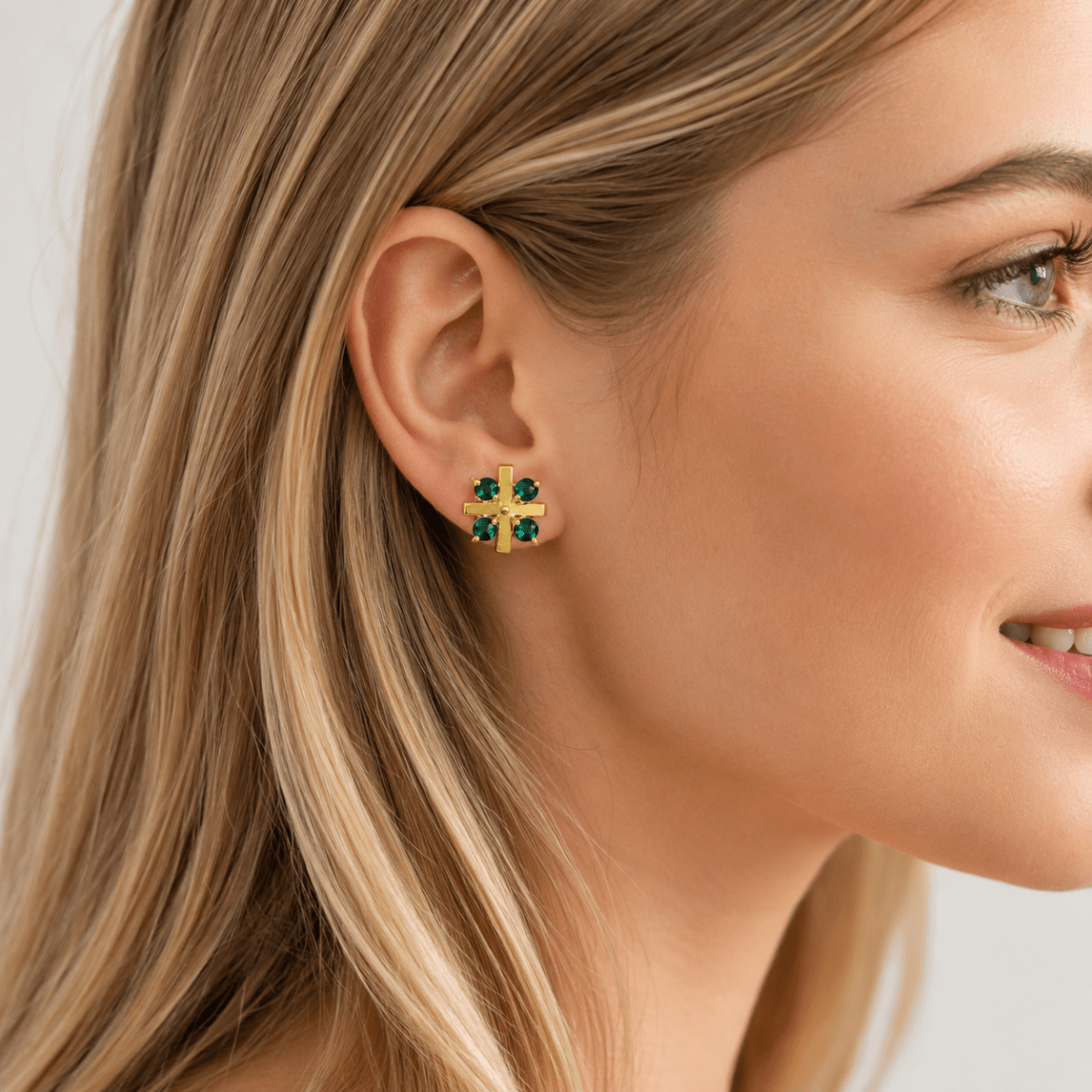 Boucles d'oreilles Puces en or jaune et émeraudes - Castafiore