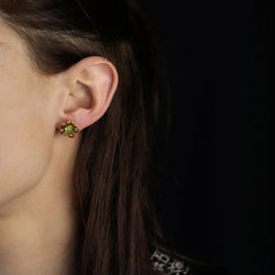 Boucles d'oreilles Puces en or jaune et péridots - Castafiore