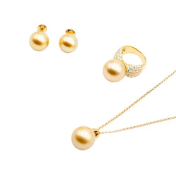 Boucles d'oreilles Puces TASAKI en or jaune et perles - Castafiore
