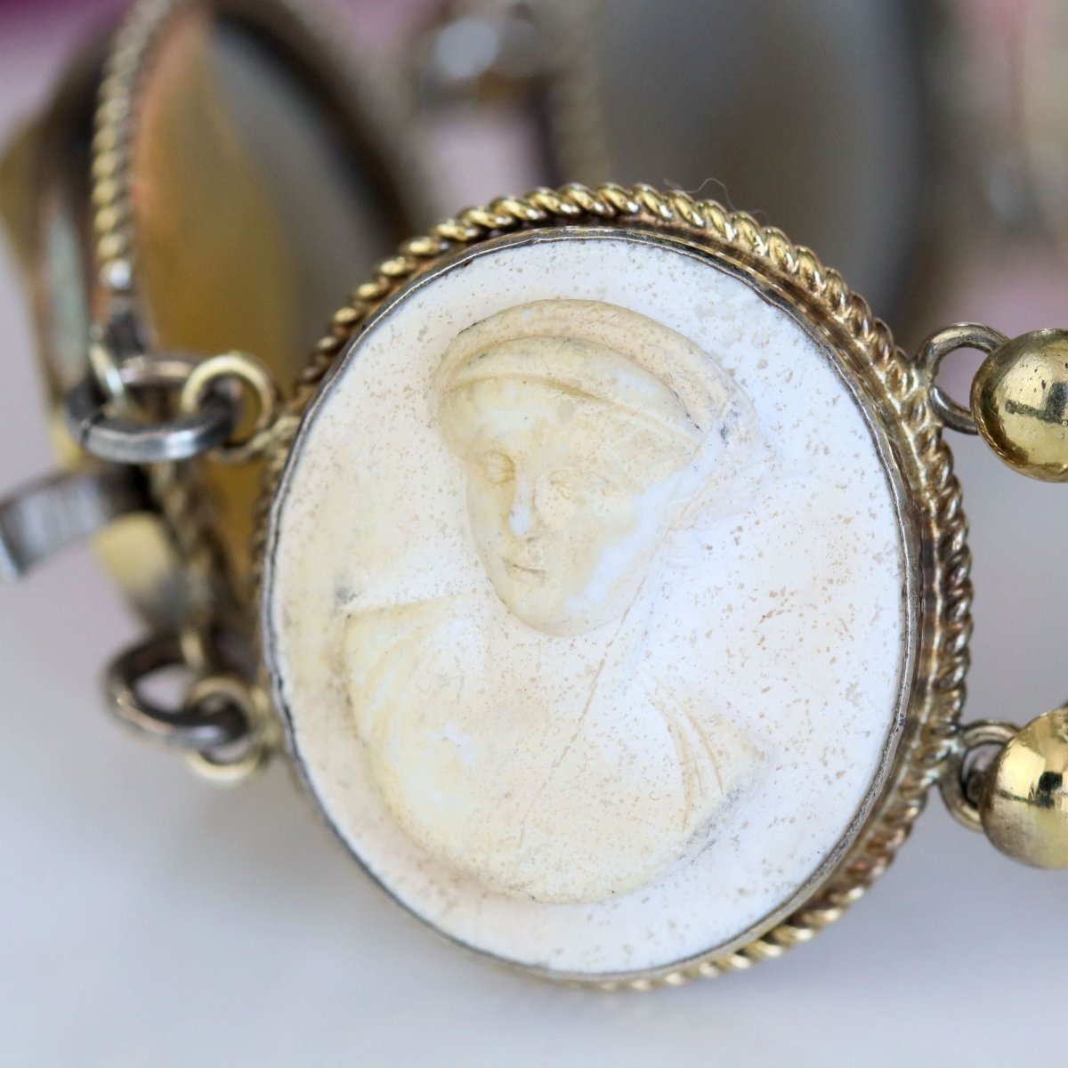 Bracelet ancien en vermeil et pierres de lave - Castafiore