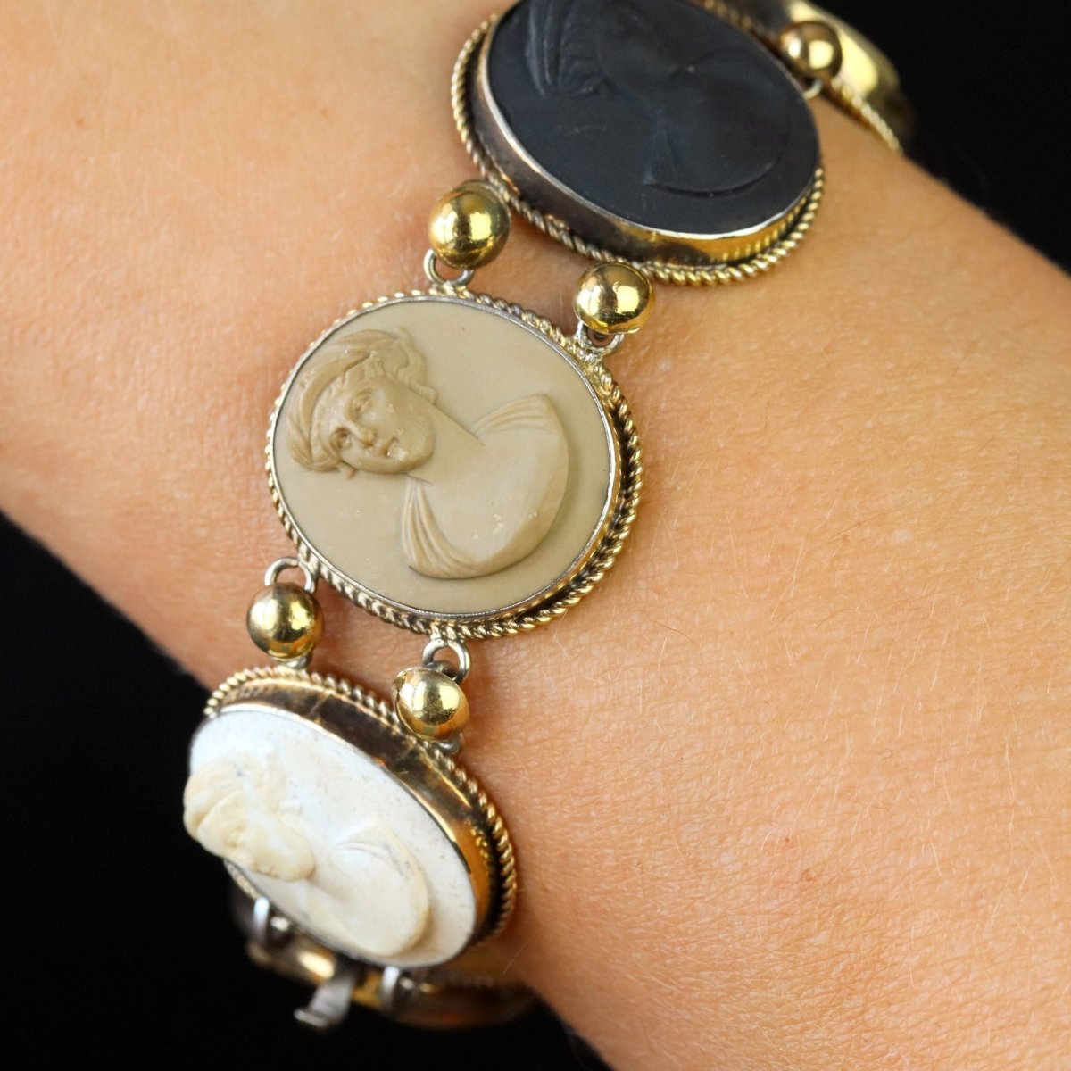 Bracelet ancien en vermeil et pierres de lave - Castafiore