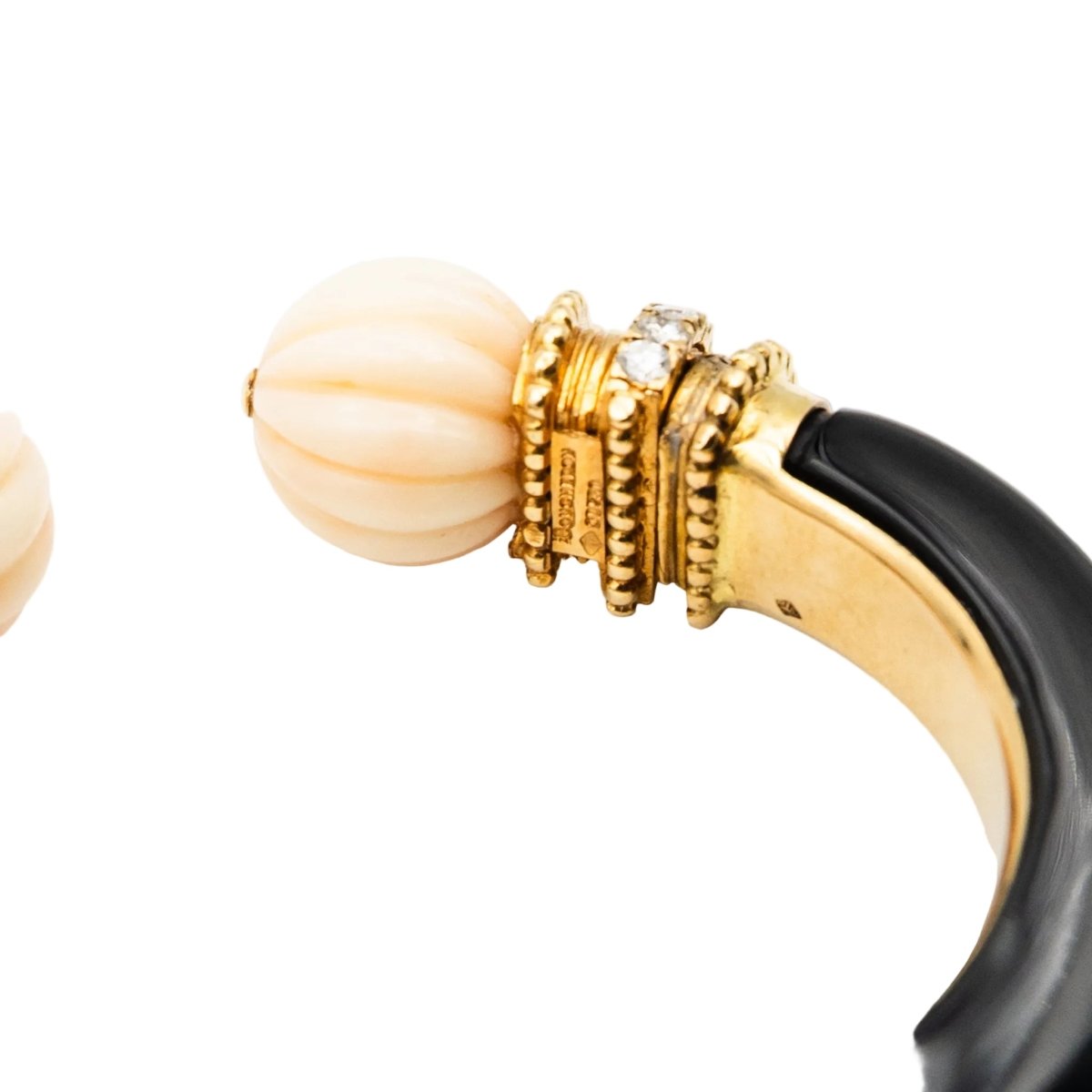 Bracelet Jonc BOUCHERON en or jaune, corail, onyx et diamants - Castafiore