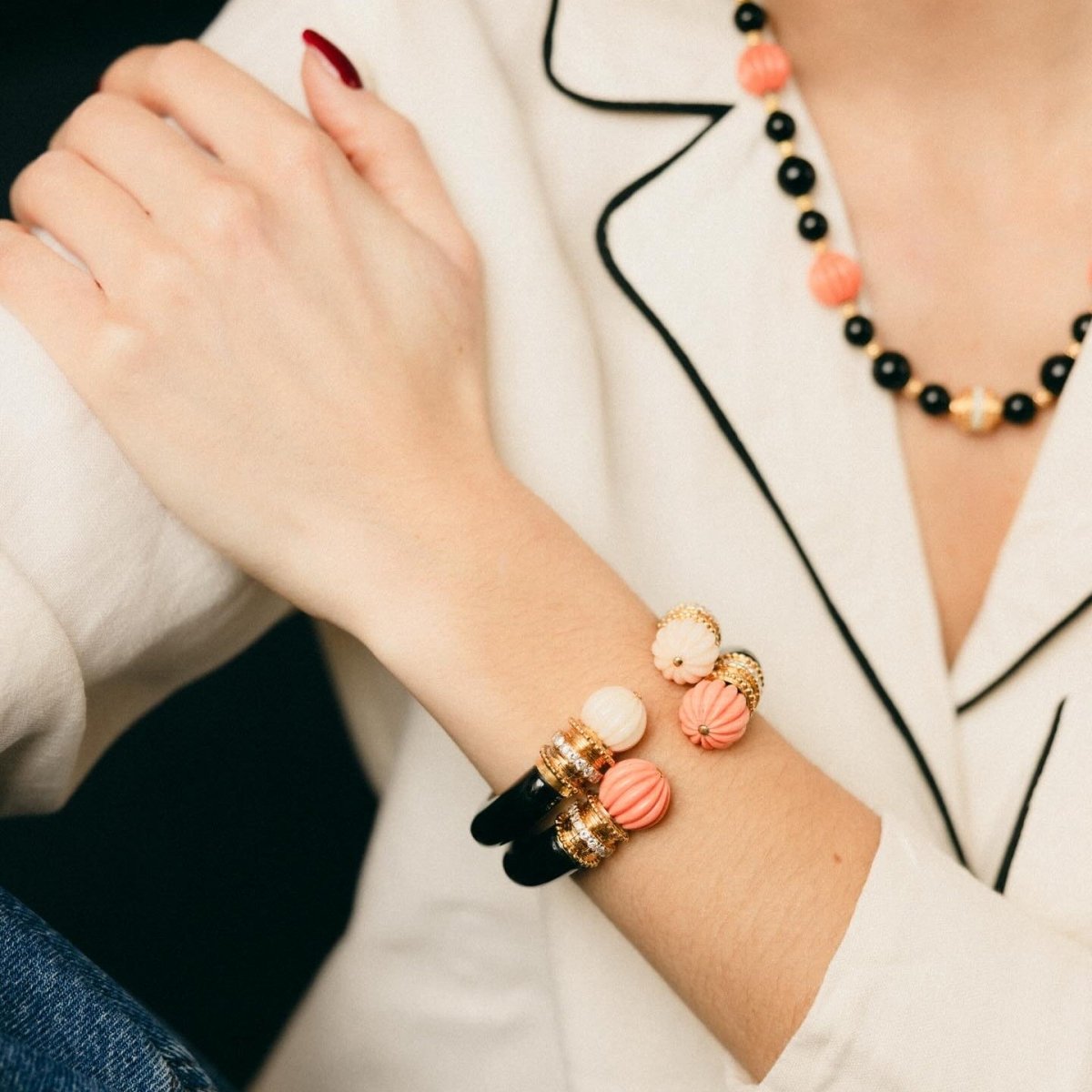Bracelet Jonc BOUCHERON en or jaune, corail, onyx et diamants - Castafiore
