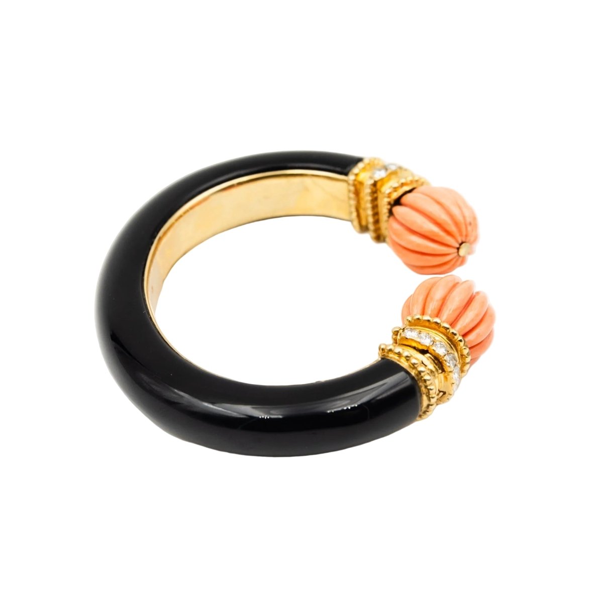 Bracelet Jonc BOUCHERON en or jaune, corail, onyx et diamants - Castafiore
