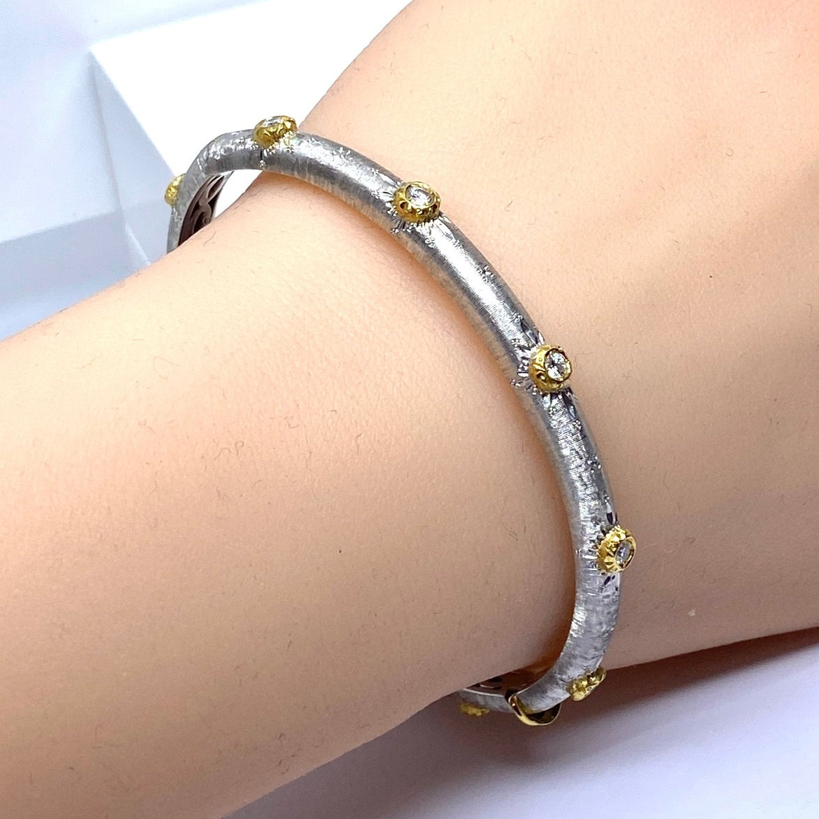 Bracelet jonc en or blanc et diamants - Castafiore