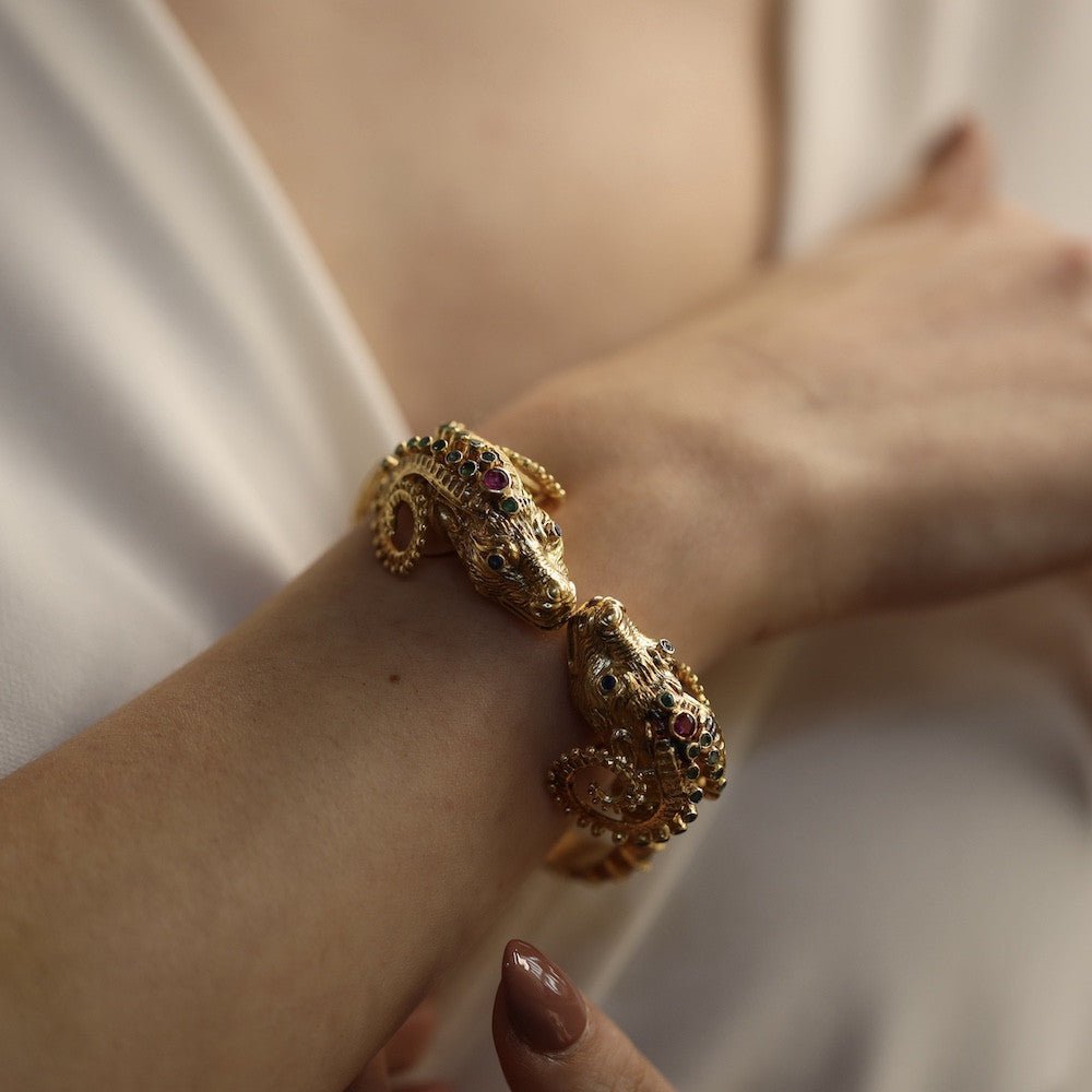 Bracelet Jonc ZOLOTAS "Têtes de Bélier" en or jaune, émeraudes, saphirs et rubis - Castafiore