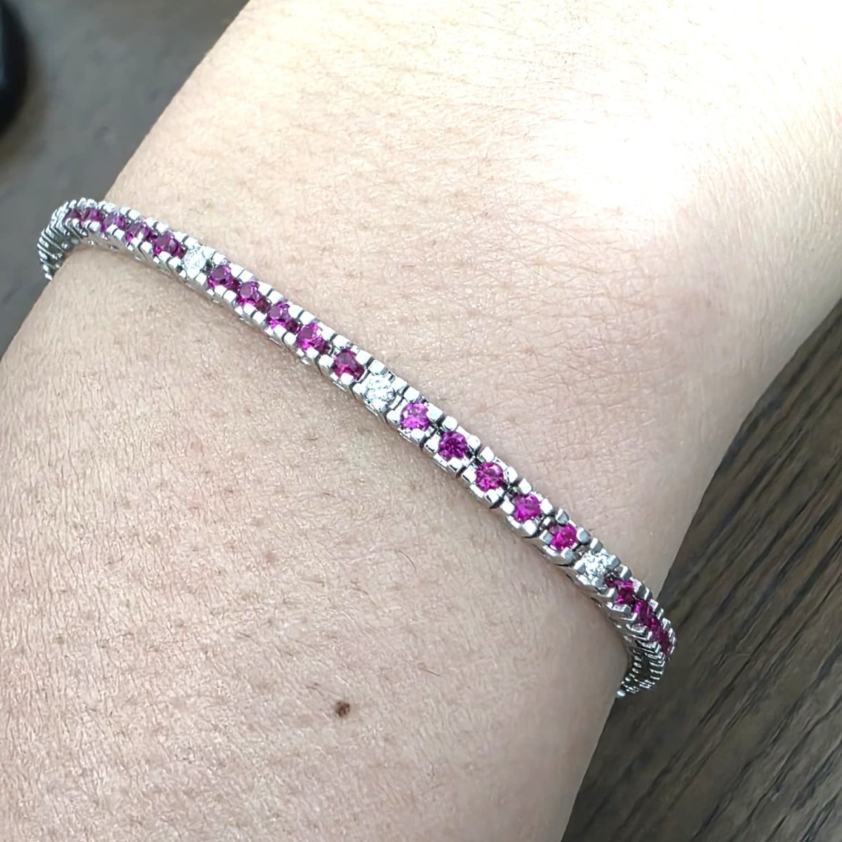Bracelet Ligne en or blanc, rubis et diamants - Castafiore