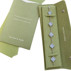 Bracelet VAN CLEEF & ARPELS “Vintage Alhambra” en or blanc et calcédoine - Castafiore