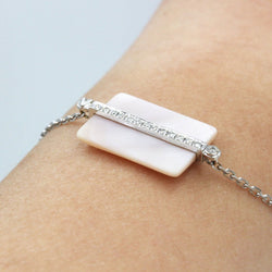 Bracelet VICTORIA CASAL "Étiquette" en or blanc, nacre et diamants - Castafiore