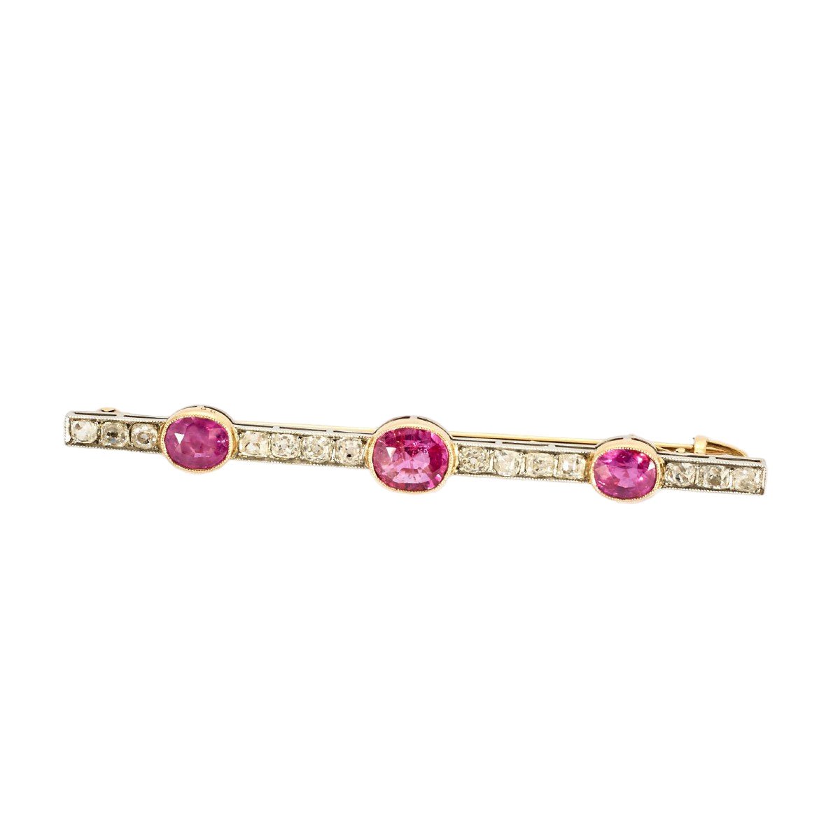 Broche Barrette en platine, or jaune, rubis, et diamants - Castafiore