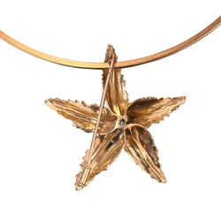 Broche BOUCHERON en or jaune, émeraudes, saphirs et diamant - Castafiore
