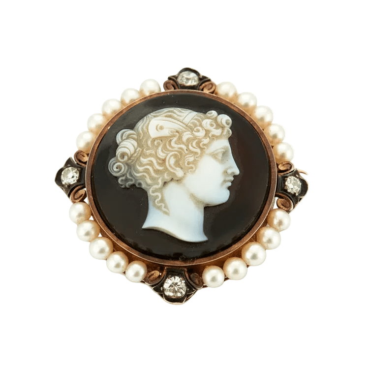 Broche Camée en or jaune, argent, calcédoine, perles et diamants - Castafiore