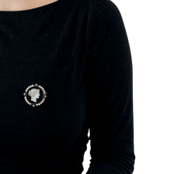 Broche Camée en or jaune, argent, calcédoine, perles et diamants - Castafiore