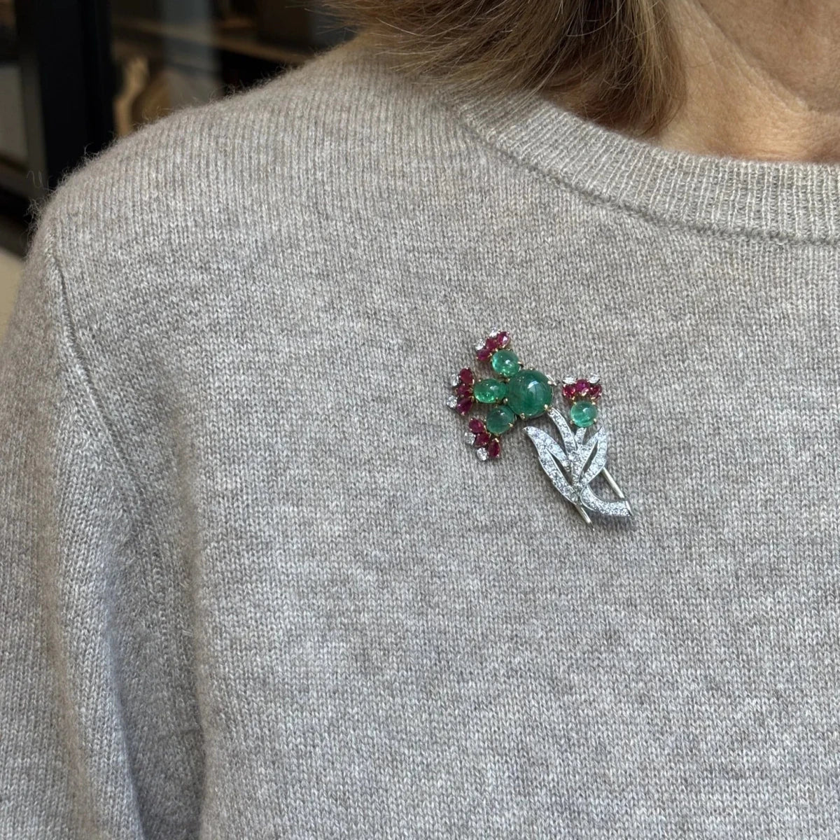 Broche CARTIER 'Fleur" en or blanc, émeraudes, rubis et diamants - Castafiore