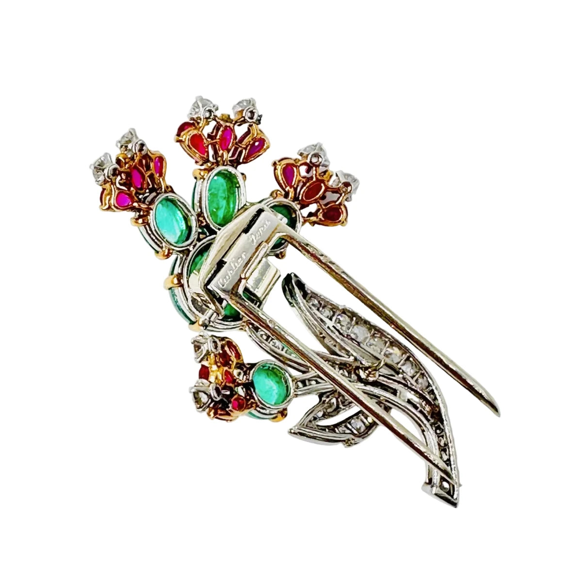 Broche CARTIER 'Fleur" en or blanc, émeraudes, rubis et diamants - Castafiore