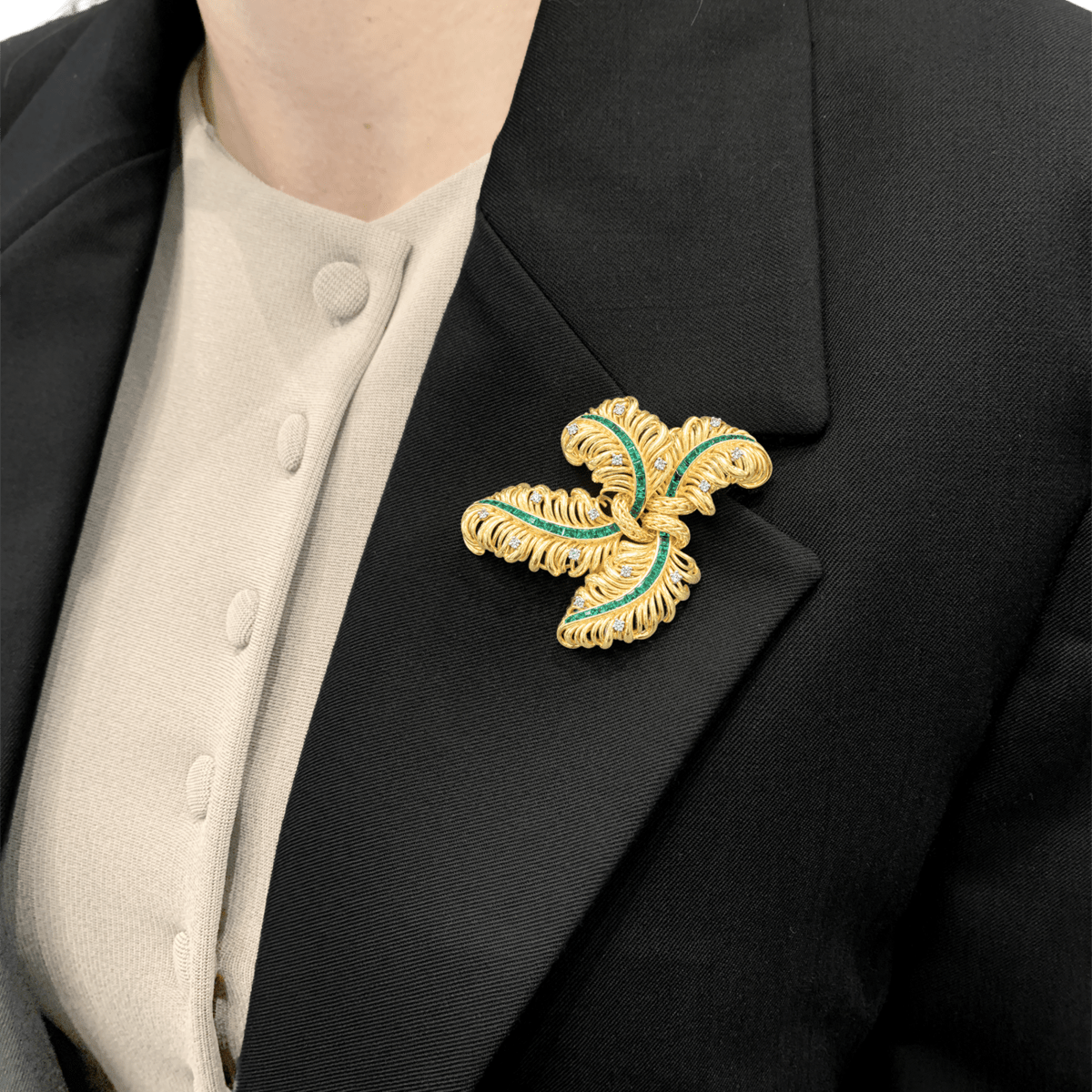 Broche Clip CHAUMET "Panache" en or jaune, émeraudes et diamants - Castafiore