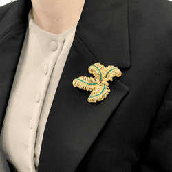 Broche Clip CHAUMET "Panache" en or jaune, émeraudes et diamants - Castafiore