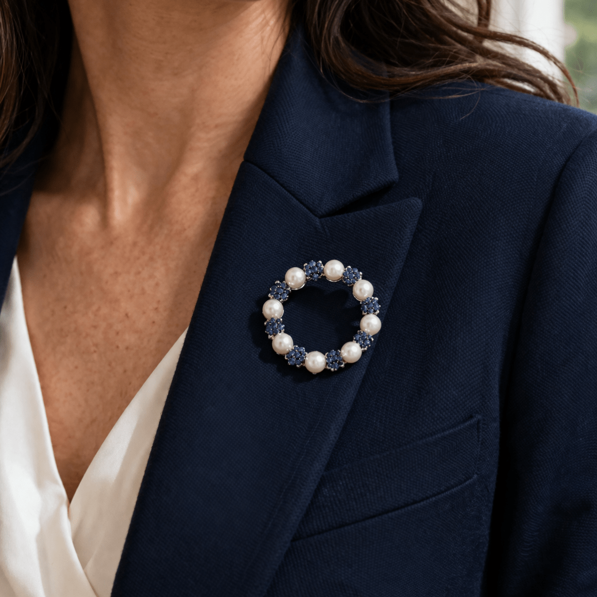 Broche Épingle en or blanc, perles et saphirs - Castafiore