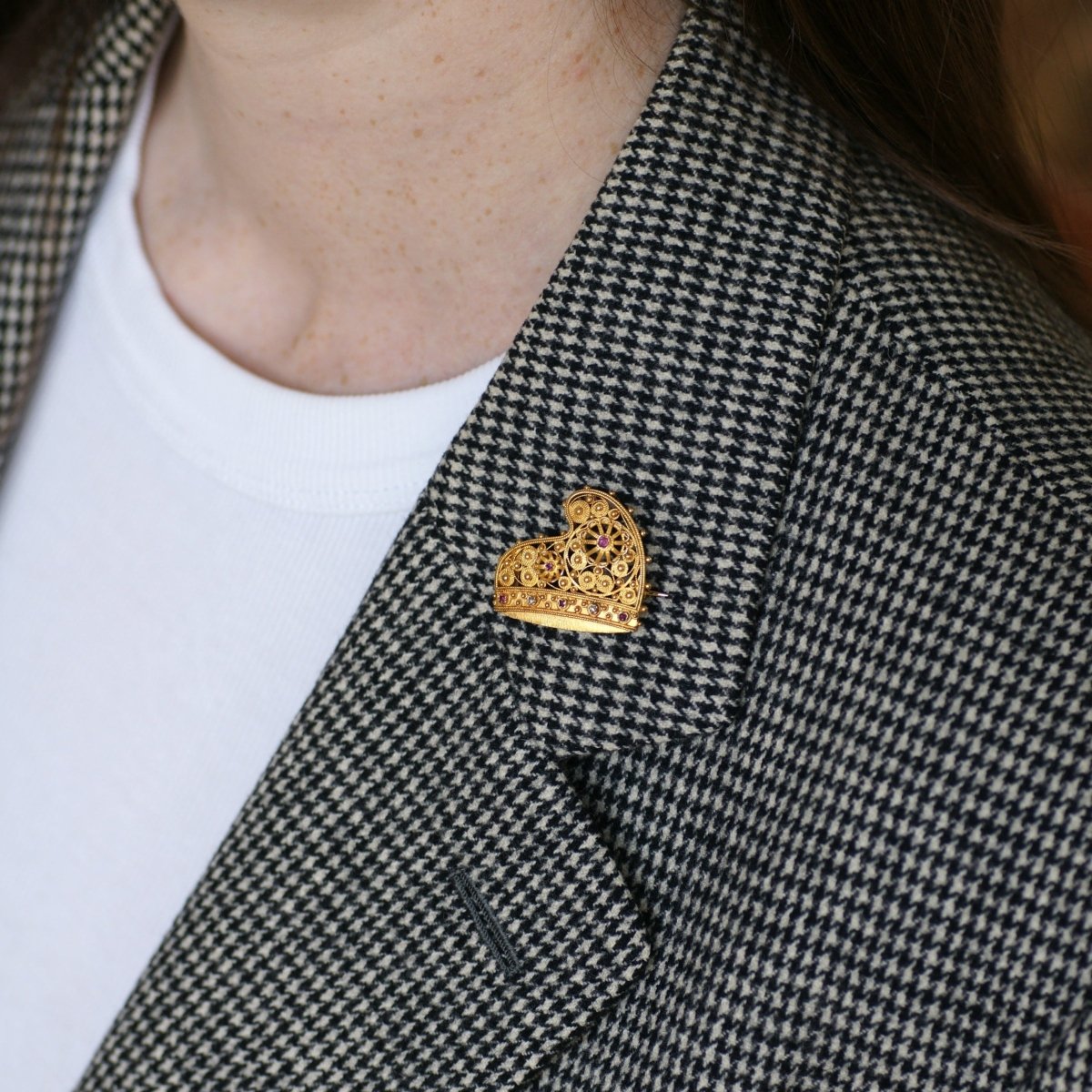 Broche Épingle en or jaune, rubis et diamants - Castafiore