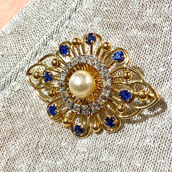 Broche Épingle en or jaune, saphirs, perle et diamants - Castafiore