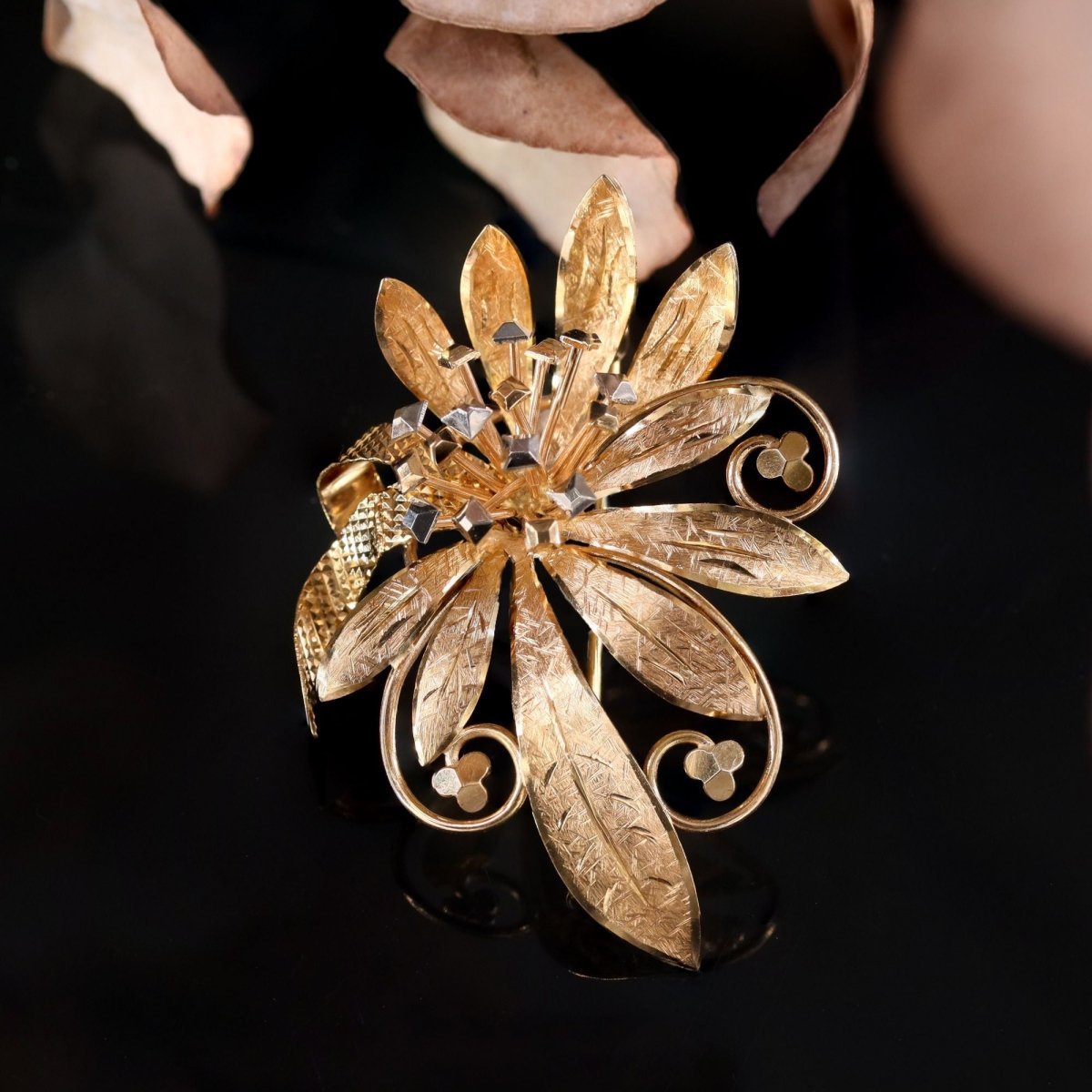 Broche fleur ciselée en or rose et or blanc - Castafiore