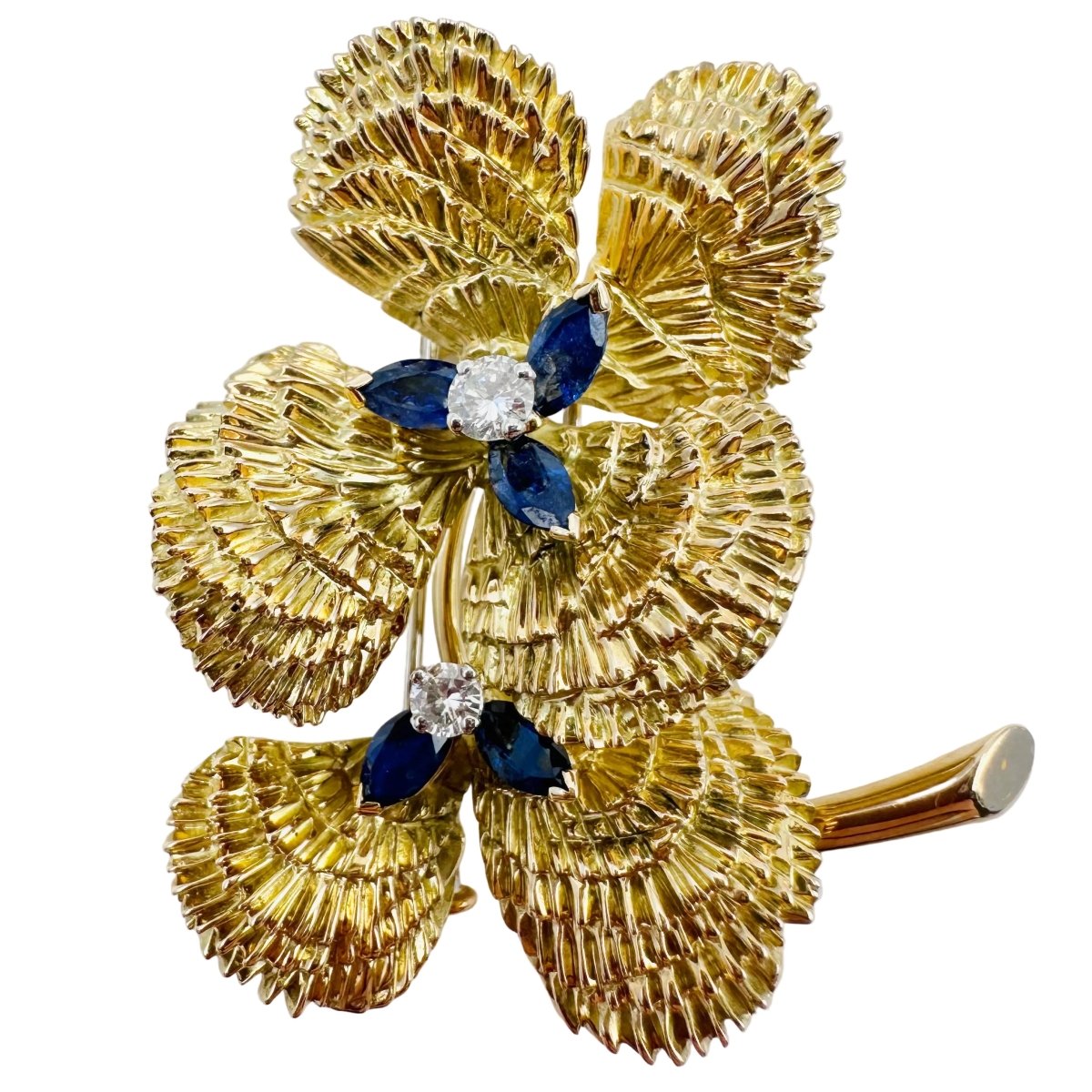 Broche MAUBOUSSIN "Deux fleurs" en or jaune, saphirs et diamant - Castafiore