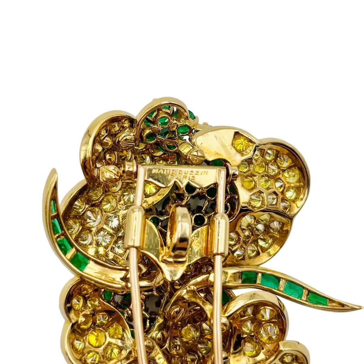 Broche MAUBOUSSIN "Fleurs" en or jaune, émeraudes et diamants - Castafiore
