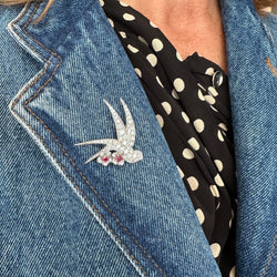 Broche "Oiseau posé sur deux fleurs" en or blanc, platine et rubis - Castafiore
