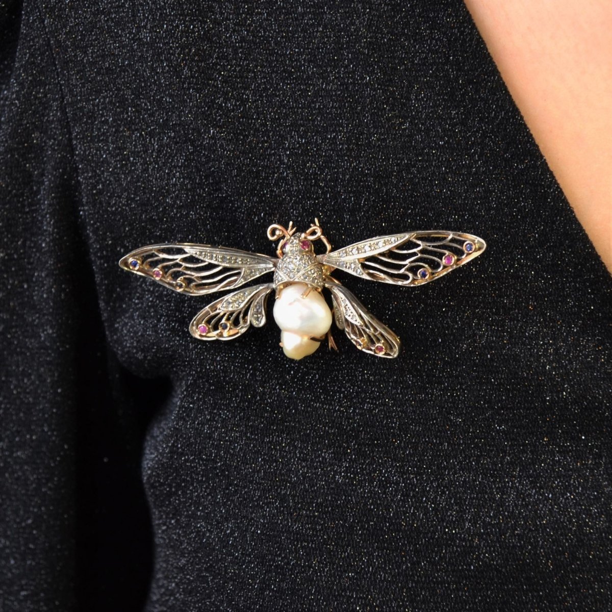 Broche PAPILLON Articulé en or jaune perle baroque diamants saphirs rubis - Castafiore