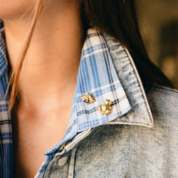 Broche Pin CARTIER "Abeille" en or jaune, émail et émeraude - Castafiore