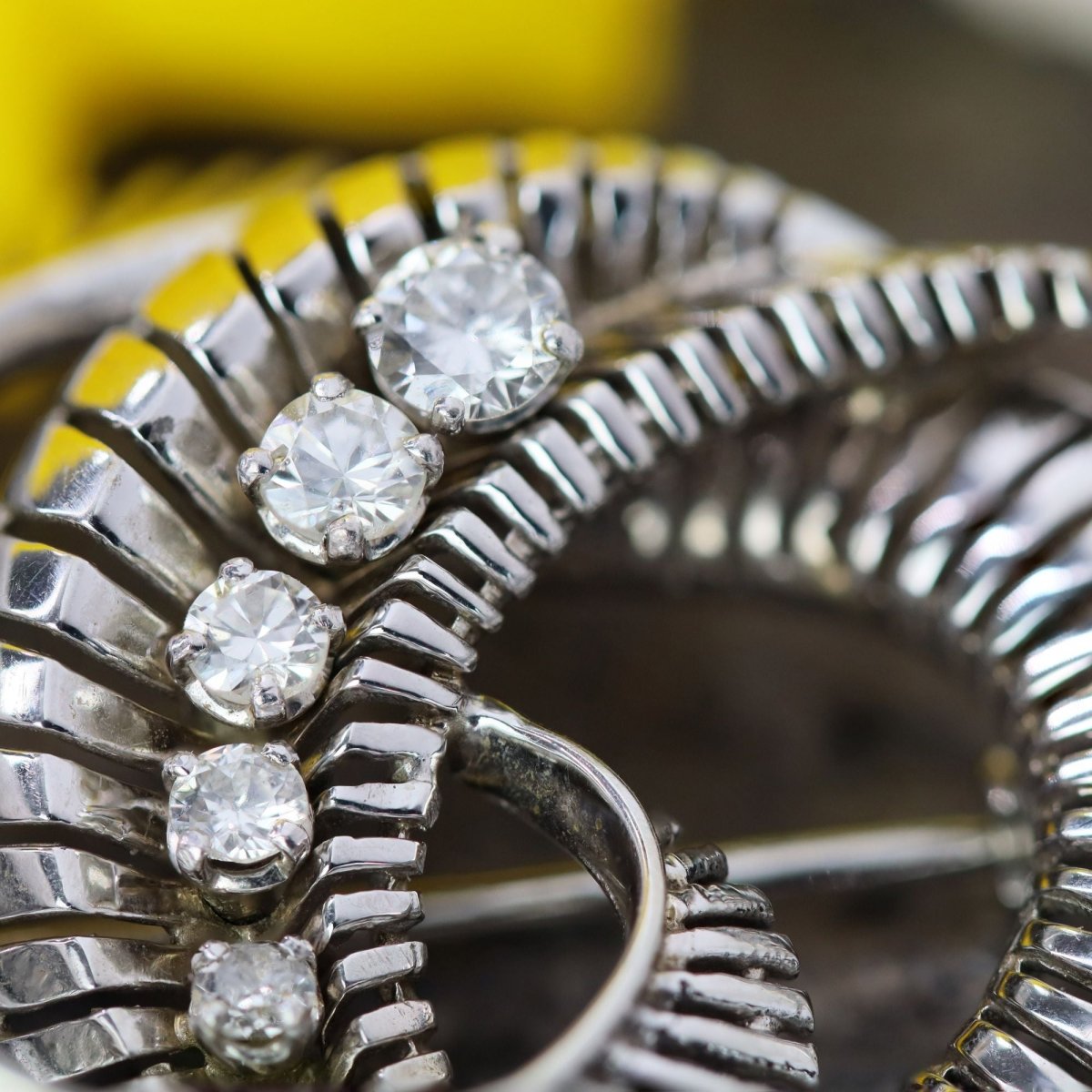 Broche spirale en or blanc et diamants - Castafiore