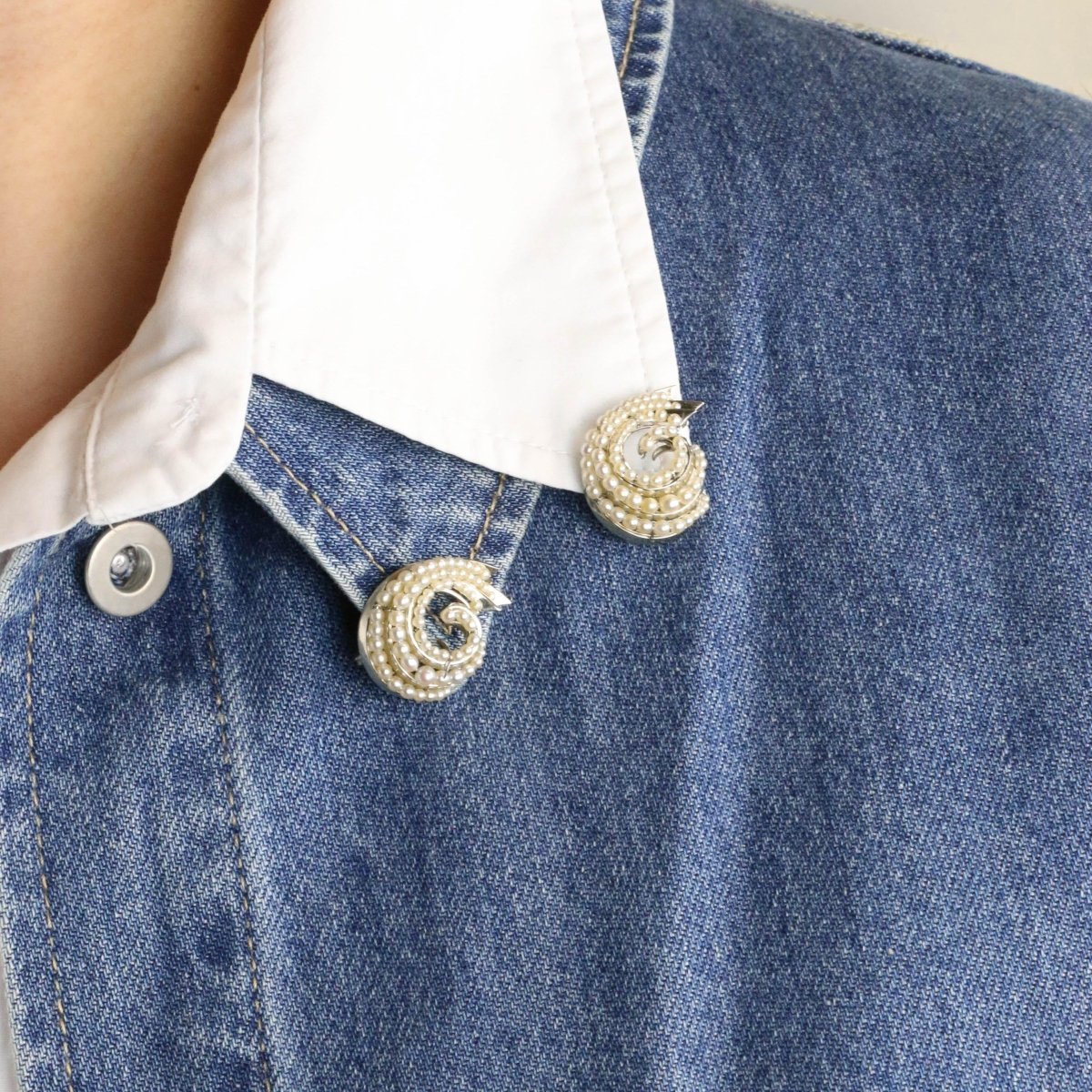 Broches Clips en or blanc et perles - Castafiore