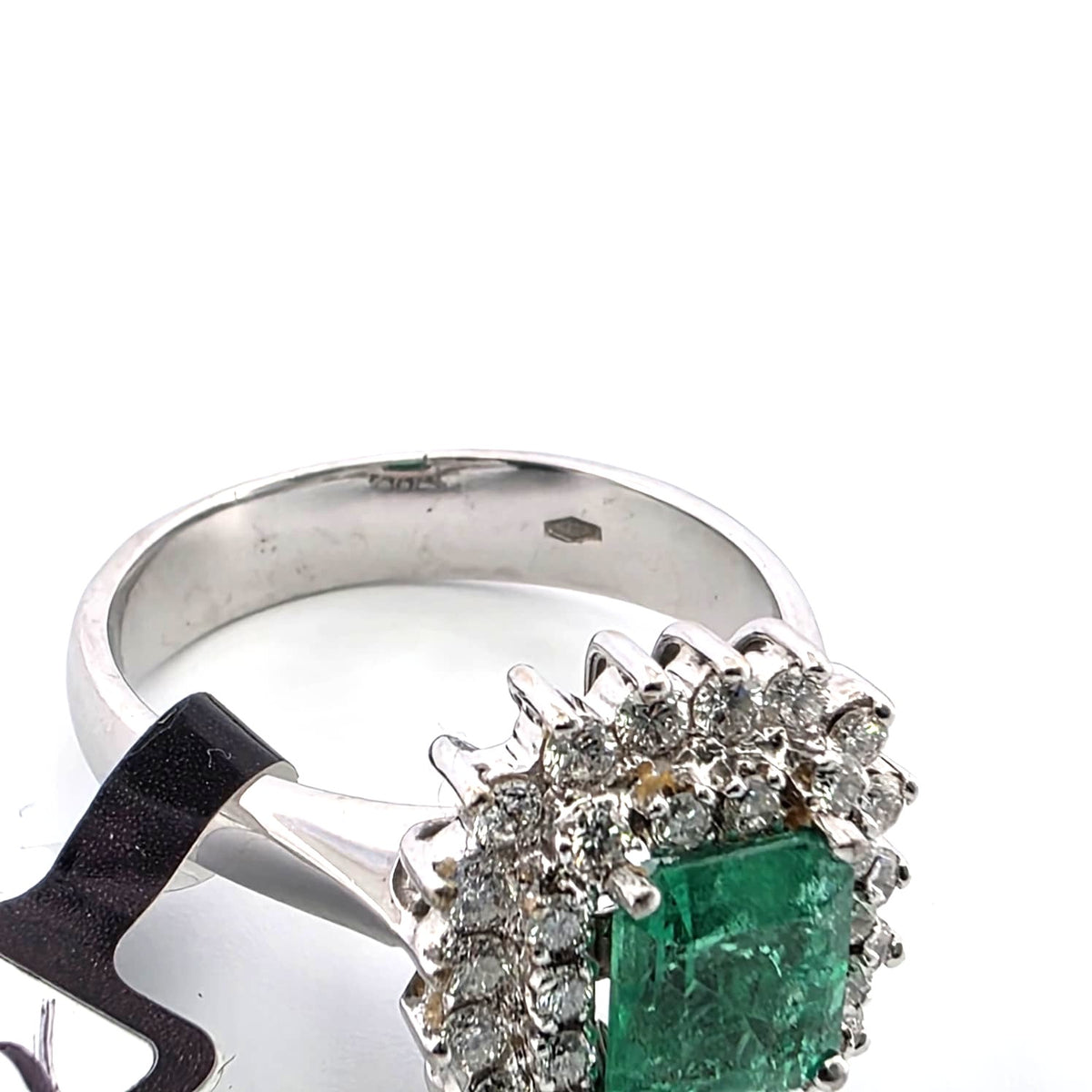 Bague Entourage en or blanc, émeraude et diamants