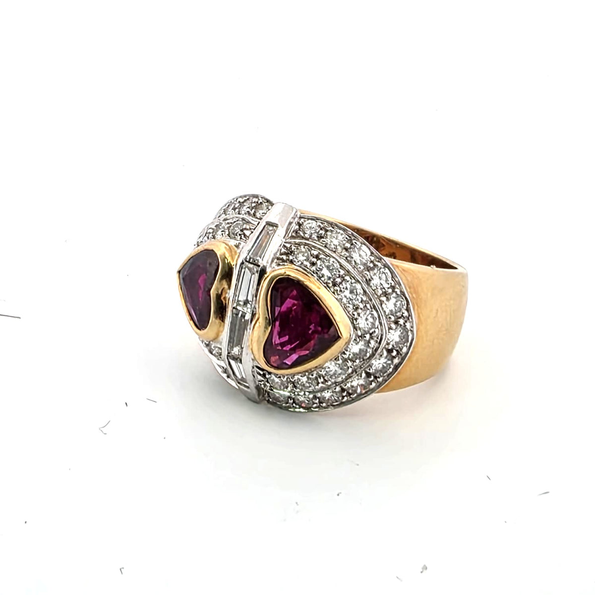 Bague Pavée en or jaune, rubis et diamants