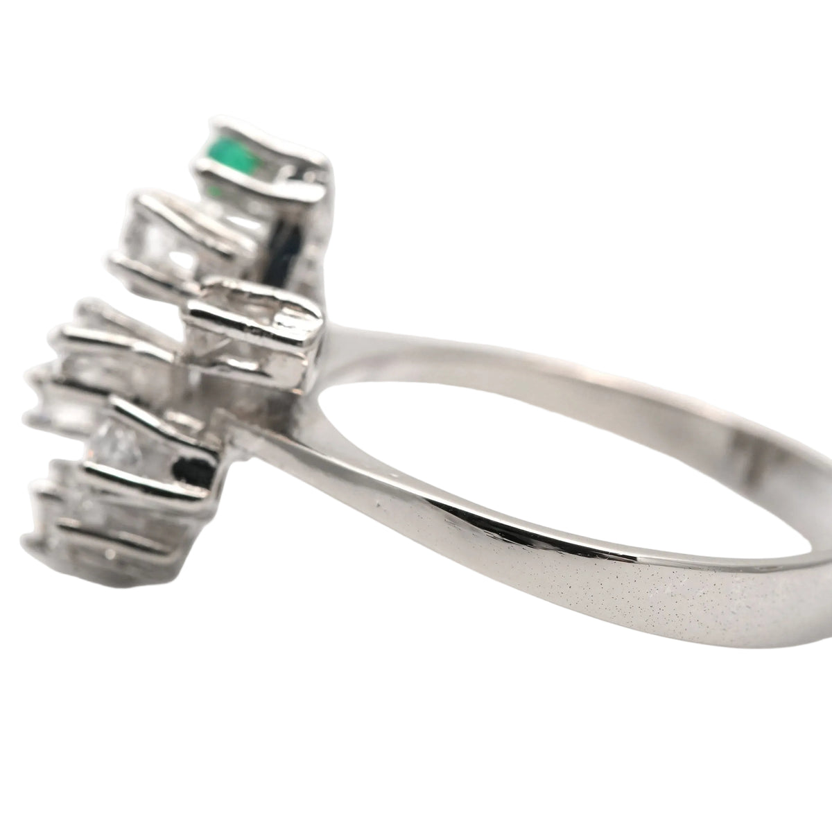 Bague en or blanc, émeraude et diamants