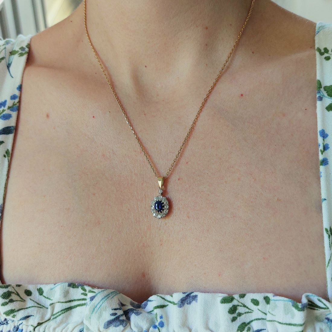 Pendentif en or jaune, saphir et diamants