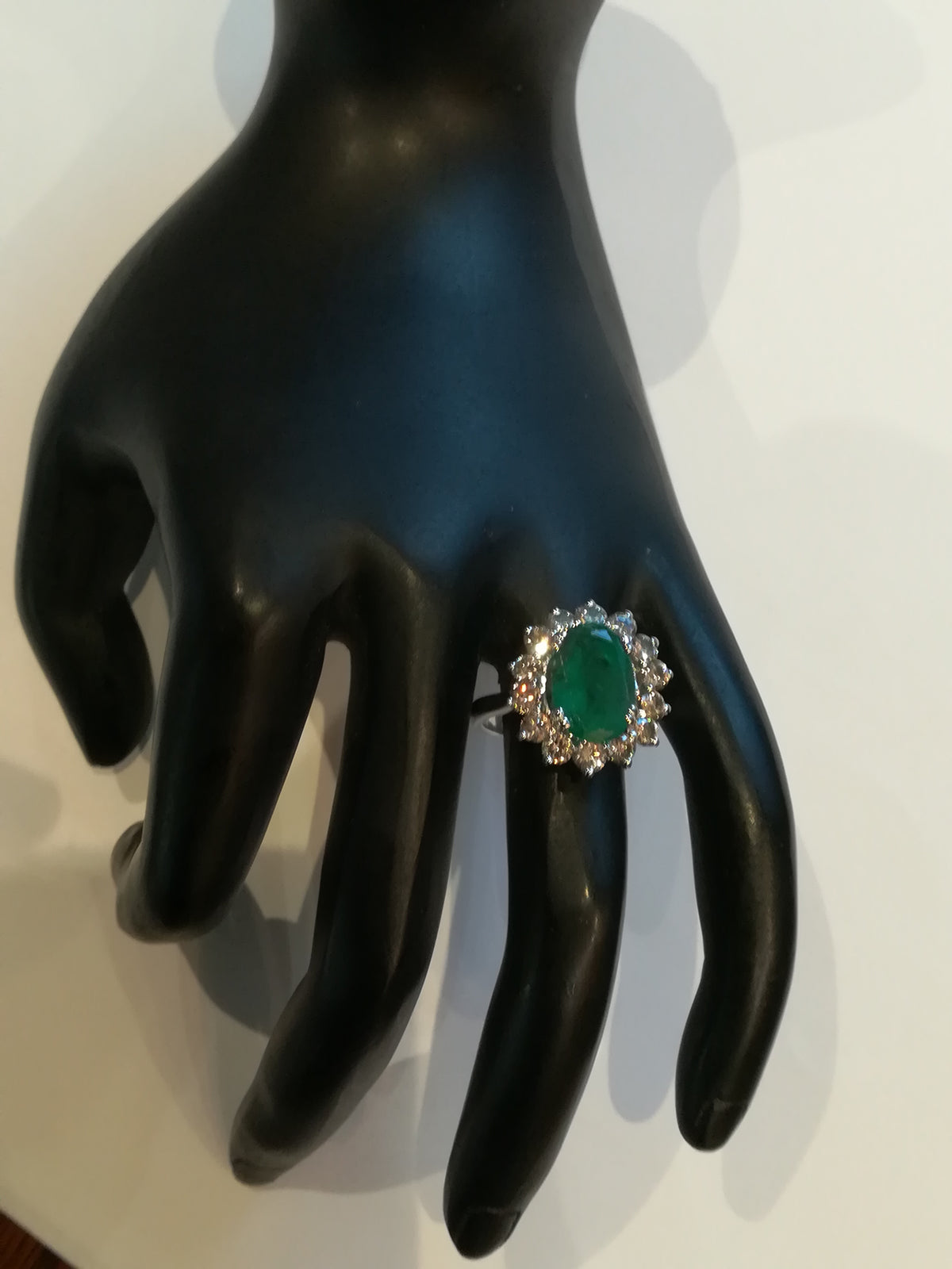 Bague Marguerite en or blanc, émeraude et diamants
