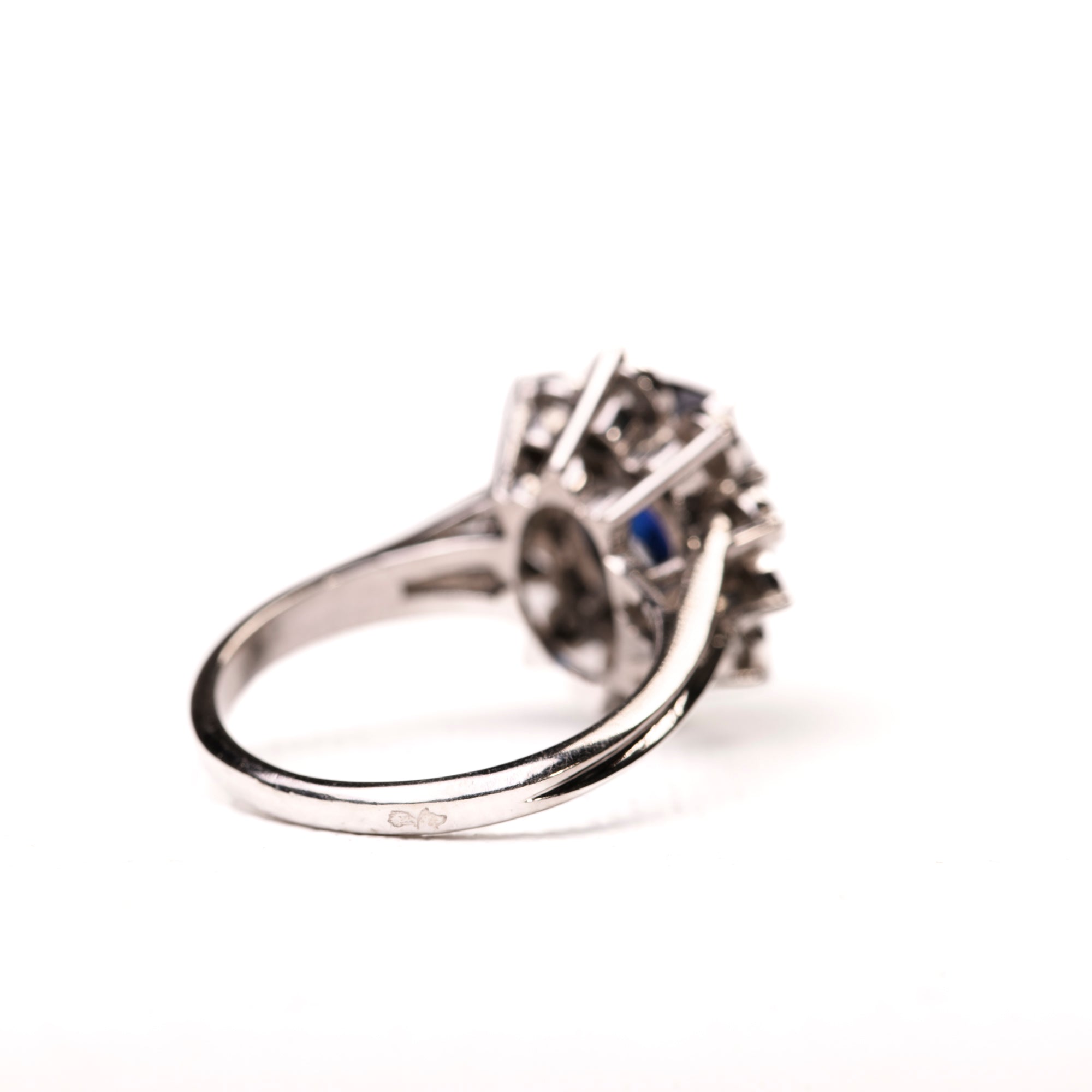 Bague Marguerite en or blanc, platine, saphir et diamants