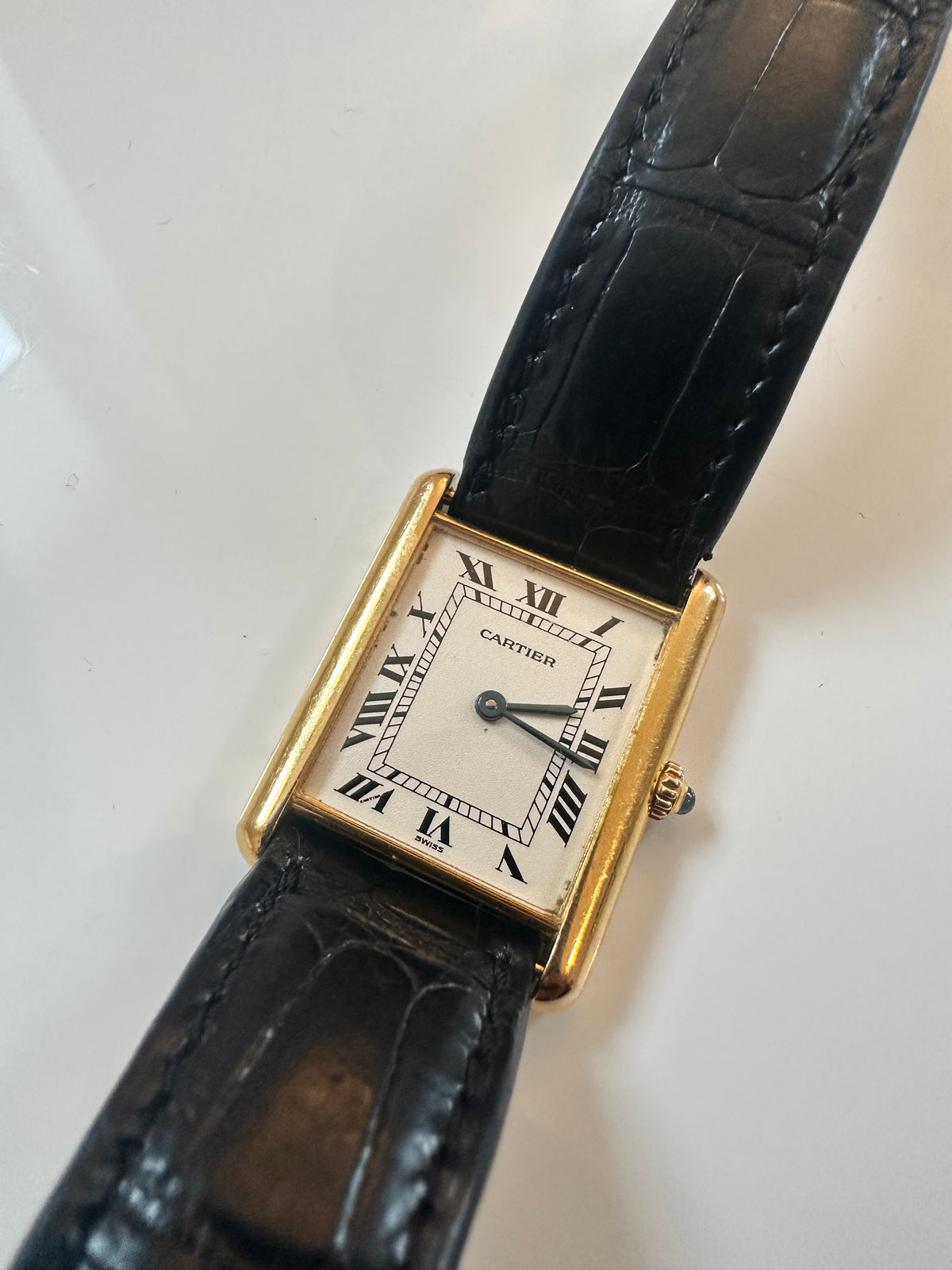 Montre CARTIER Tank Louis en or jaune, cuir et quartz